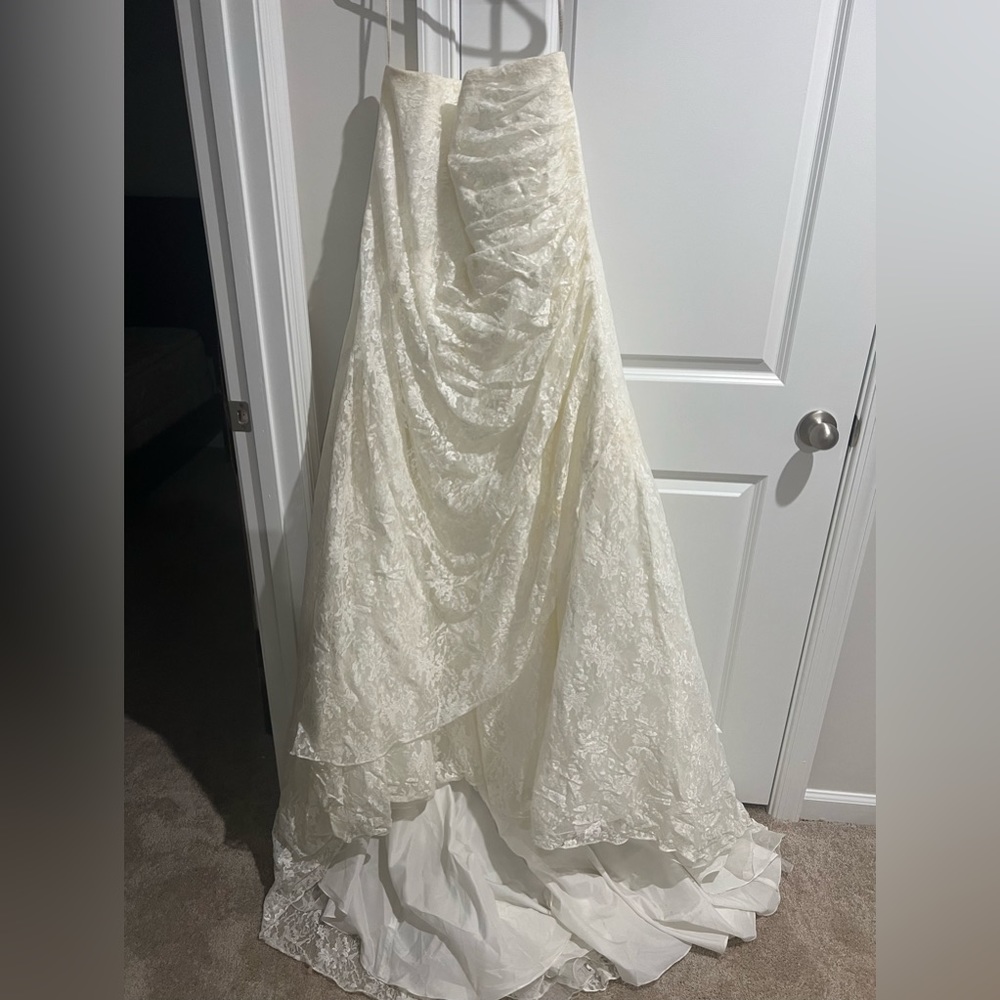 Size 20 David’s Bridal Lace wedding Gown Ivory. Strapless.